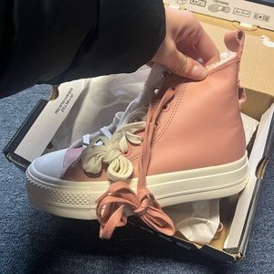 Brand new pink sherpa lined converse